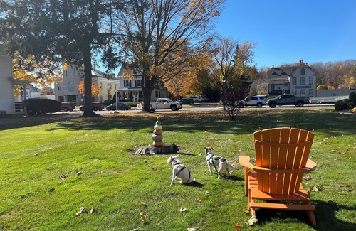 Lee Apartment | Family-Friendly Garfield Gallery: 2 BR with Pool & Breakfast