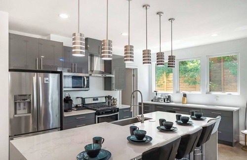 Blackshear-Prospect Hill House | Upstay - 2-Home Duplex - Sleeps 37 w Hot Tub & BBQ