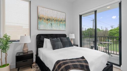 West Congress Apartment | Upstay Brand New Contemporary Apartment near SoCo