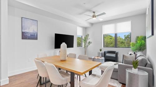 West Congress Apartment | Upstay Modern 2 Bedroom Home near South Congress