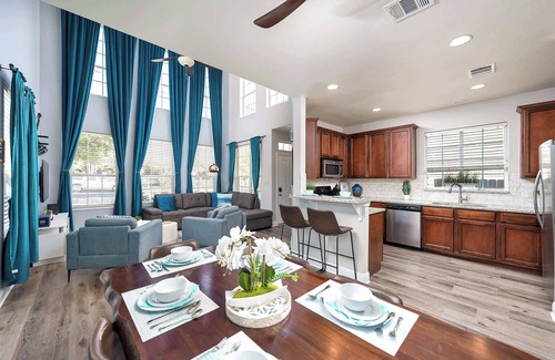 Govalle House | Upstay: Spacious 2-Home Duplex in Govalle for 18
