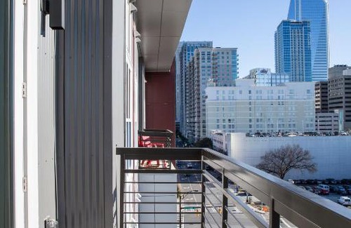 Third Ward Apartment | Stylish Uptown 1 BR Apartment with Balcony & Top Amenities