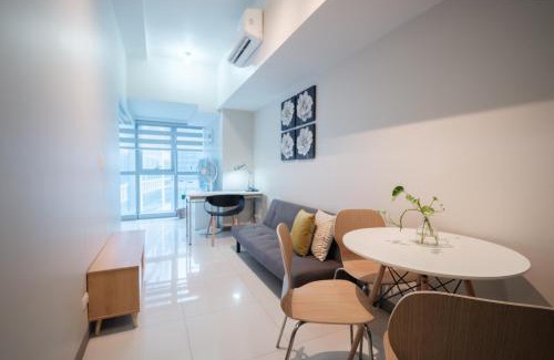 Pinagsama Apartment | Elegant Uptown BGC 1BR Suite with Pool & Fast Wifi