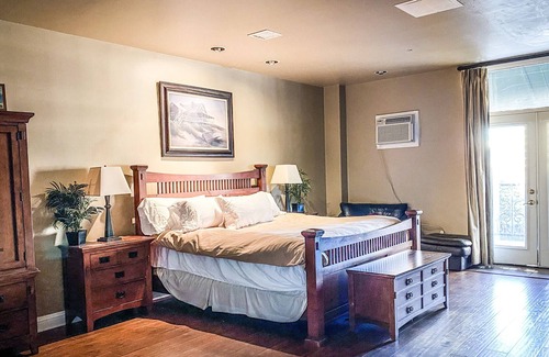 Uptown Condo | Uptown Dallas 2-Story Penthouse Condo across from the Crescent Hotel