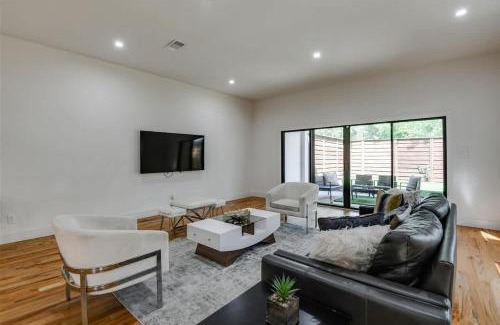 Old East Dallas House | Elegant Townhouse Uptown with Private Patio - Rated 9.8