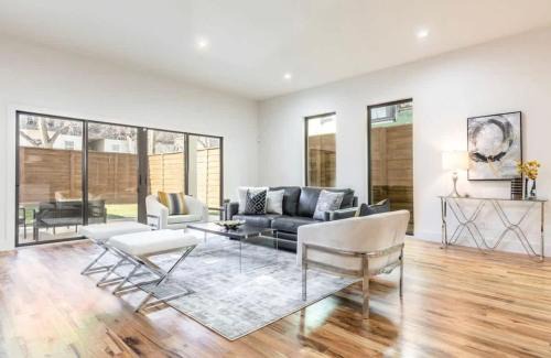 Old East Dallas House | Elegant Townhouse Uptown with Private Patio - Rated 9.8