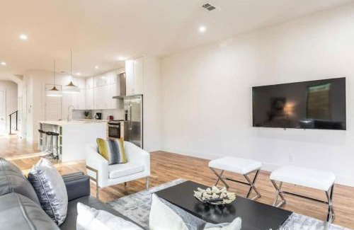 Old East Dallas House | Elegant Townhouse Uptown with Private Patio - Rated 9.8