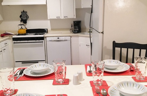 Knox - Henderson Apartment | Uptown Dallas - Guest Rated 9.4, WiFi & Kitchen Included