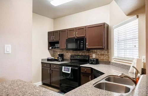 Houston Apartment | Uptown Escape | Modern 1BD Apt with Pool near Galleria