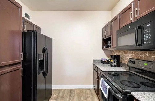 Houston Apartment | Uptown Escape | Modern 1BD Apt with Pool near Galleria
