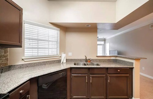 Houston Apartment | Uptown Escape | Modern 1BD Apt with Pool near Galleria