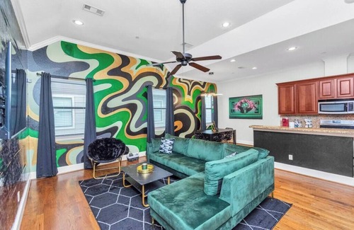 Woodlake - Briar Meadow House | Uptown-Galleria: Private Backyard & King Suite for 12