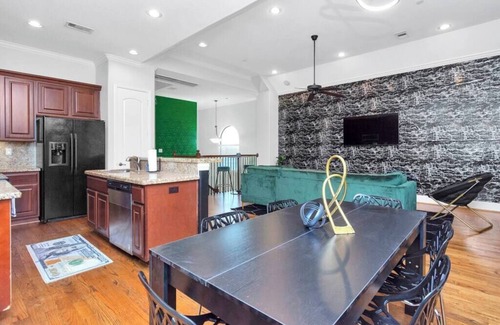 Woodlake - Briar Meadow House | Uptown-Galleria: Private Backyard & King Suite for 12