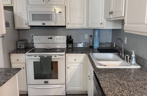 Touro Condo | Inviting Uptown Garden District Apartment with Spa & Kitchen