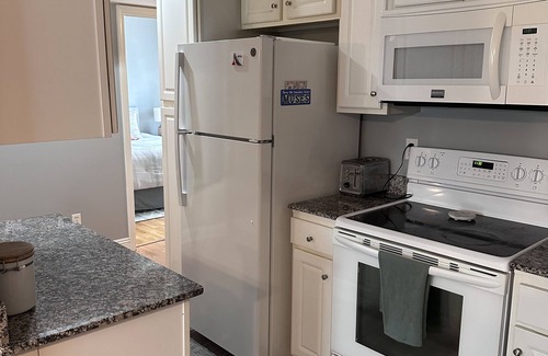 Touro Condo | Inviting Uptown Garden District Apartment with Spa & Kitchen