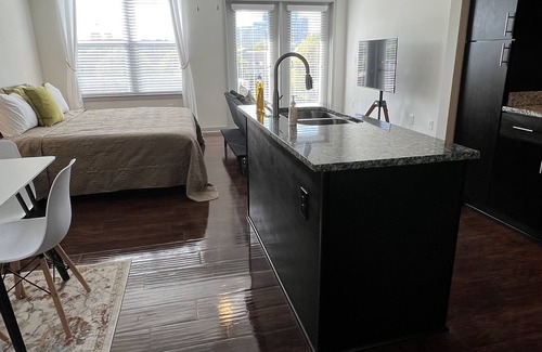 Second Ward Apartment | ✨UPTOWN-Modern King W/STUNNING Balcony View/Pool/Kitchen ✨