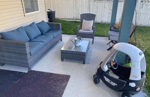 Castlegar Apartment | Cozy Uptown Mountainview Suite with Pet-Friendly Amenities
