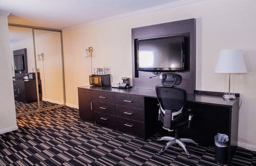 San Jose Hotel | Relaxing Uptown Oasis Near San Jose Airport with Pool & Spa