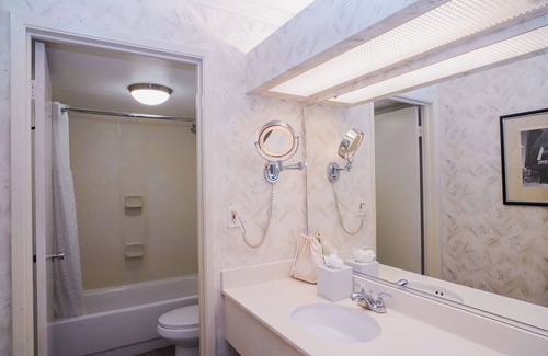 San Jose Hotel | Relaxing Uptown Oasis Near San Jose Airport with Pool & Spa