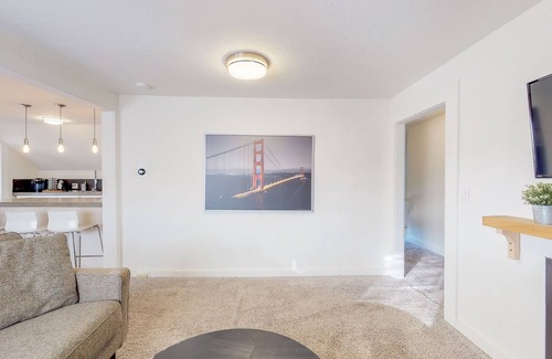 Eureka House | Uptown Rooftop Retreat: Modern 2 Bedroom with Breakfast