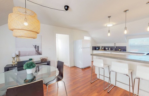 Eureka House | Uptown Rooftop Retreat: Modern 2 Bedroom with Breakfast