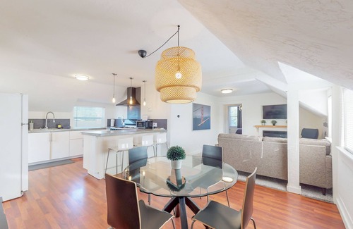 Eureka House | Uptown Rooftop Retreat: Modern 2 Bedroom with Breakfast