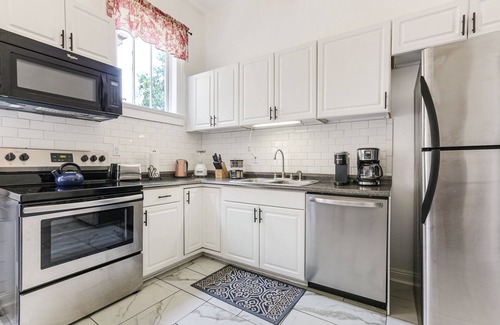 Freret House | Historic Uptown 4BD Retreat with Family-Friendly Amenities