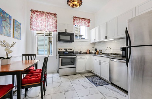 Freret House | Historic Uptown 4BD Retreat with Family-Friendly Amenities