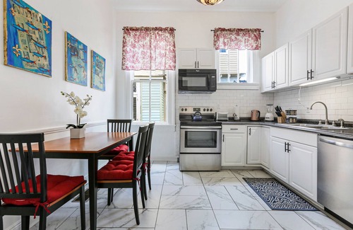 Freret House | Historic Uptown 4BD Retreat with Family-Friendly Amenities