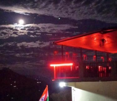 Amritpur House | Cozy Upvan Guest House: Breakfast Included & Family-Friendly