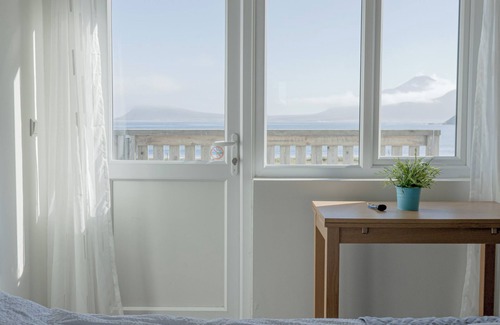 Nordurfjordur House | Urðartindur Guesthouse: Family-Friendly with Kitchen Access