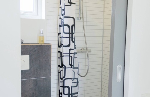 Nordurfjordur House | Urðartindur Guesthouse: Family-Friendly with Kitchen Access