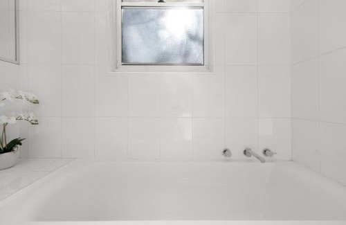 West Bathurst House | Uralla: Inviting Home with Pool for Family Getaways