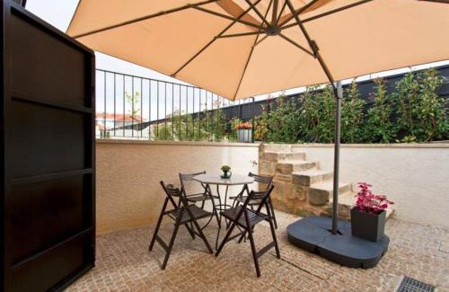 Santa Marinha Apartment | Top-Rated Urban Cabin with Oceanfront Views for Families