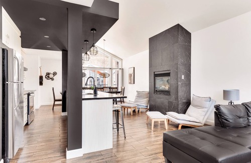 Stoneham-et-Tewkesbury House | Charming Urban Chalet in Stoneham with Hot Tub & Pool