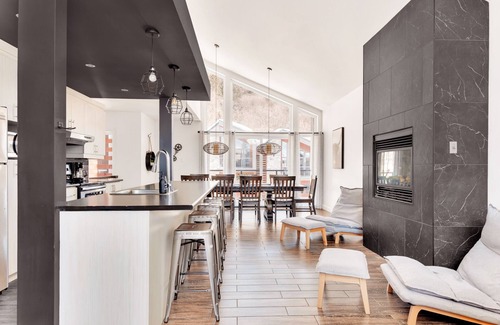 Stoneham-et-Tewkesbury House | Charming Urban Chalet in Stoneham with Hot Tub & Pool