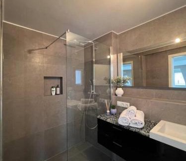 Sued Apartment | Stylish Urban Charm Design Loft - 4-Star Rated Retreat