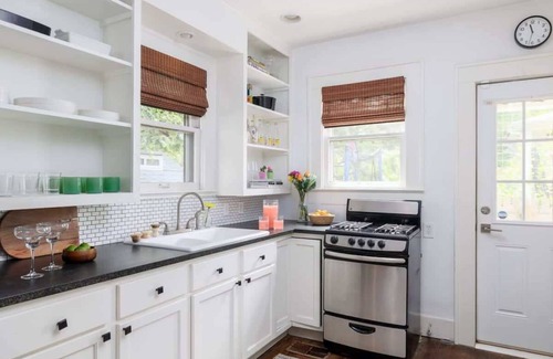 East Cesar Chavez House | Guest Rated 10/10: Free Parking & Family-Friendly Stay
