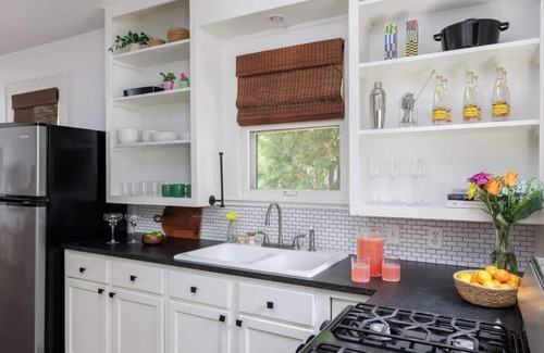 East Cesar Chavez House | Guest Rated 10/10: Free Parking & Family-Friendly Stay