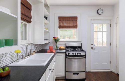 East Cesar Chavez House | Guest Rated 10/10: Free Parking & Family-Friendly Stay