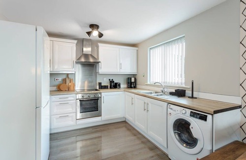 Irlam Apartment | Urban Chic 2-BR Flat Trafford Centre– Free Parking