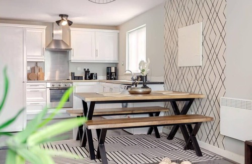 Irlam Apartment | Urban Chic 2-BR Flat Trafford Centre– Free Parking