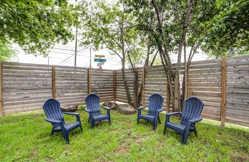 Holly House | Convenient East Downtown Bungalow - Walk to Everything!