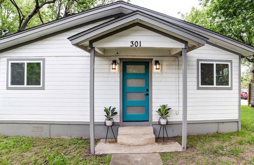 Holly House | Convenient East Downtown Bungalow - Walk to Everything!
