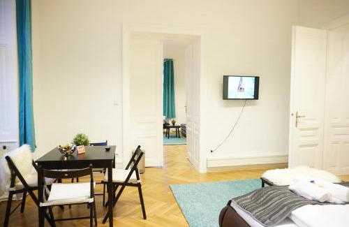 Wahring Apartment | Modern Urban City Apartment with Contactless Check-In