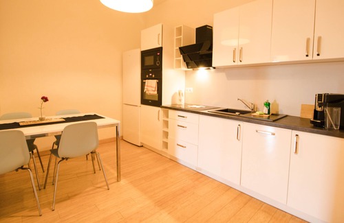 Meidling Apartment | Discover Schönbrunn Palace & Opera: Breakfast Included!
