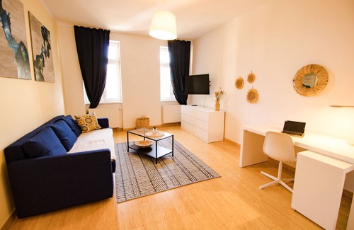Meidling Apartment | Discover Schönbrunn Palace & Opera: Breakfast Included!