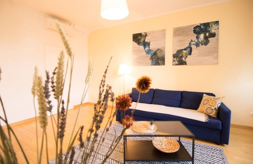 Meidling Apartment | Discover Schönbrunn Palace & Opera: Breakfast Included!