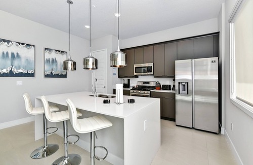 Reunion Hotel | Modern Condo Steps from Disney with Pool & Kitchen Access