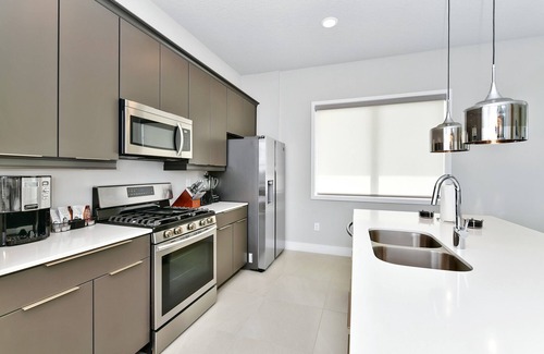 Reunion Hotel | Modern Condo Steps from Disney with Pool & Kitchen Access